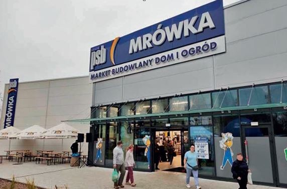 MRÓWKA PRABUTY (woj. opolskie) – sklep Mrówka został otwarty 29.10.2022 r., – właścicielem jest spółka RR Mrówki – która posiada już obiekty w: Koronowie, Skarszewie, Solcu Kujawskim, – powierzchnia handlowa sklepu wynosi 1500 m2 + ogrodu zewnętrznego 800 m2, – sklep Mrówka znajduje się w kompleksie handlowym o łącznej powierzchni ok. 5000 m2.