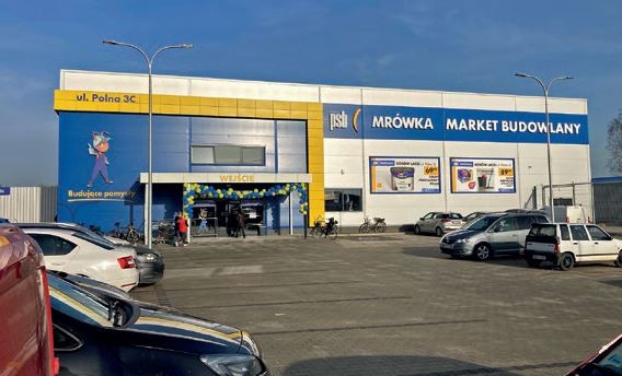 MRÓWKA KOSÓW LACKI (woj. mazowieckie) – otwarcie marketu Mrówka odbyło się 29.10.2022 r., – właścicielem jest firma HIGHLANDER – która posiada jeszcze sklepy w: Łachowie i Węgrowie, – powierzchnia handlowa sklepu wynosi 950 m2 + ogrodu zewnętrznego 400 m2, – firma zatrudnia 17 pracowników, – w tym dniu na klientów czekały liczne promocje, konkursy z nagrodami.