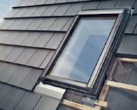 Okno dachowe DESIGNO R7 w zestawie z fabrycznie zamontowaną markizą zewnętrzną SCREEN